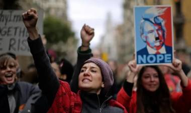 Miles de personas marcharon en contra del presidente Trump a horas de su asunción