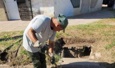 El municipio realiza tareas de desobstrucción y limpieza de desagües pluviales
