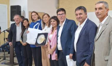 Goity y inauguraron un aula en Hersilia, firmaron convenios y entregaron aportes