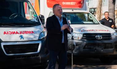 Provincia entregó 12 ambulancias y minibuses 0KM a localidades del departamento San Cristóbal