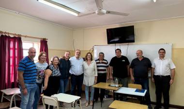 Calvo visitó la EESOPI  8095 en Santa Clara de Saguier