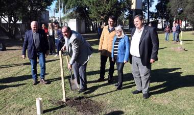 Un árbol, un graduado: Poletti participó de la plantación de árboles nativos en el norte de la ciudad 