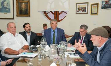 Provincia ofreció a los estatales una compensación por meses anteriores y un aumento trimestral del 8 %