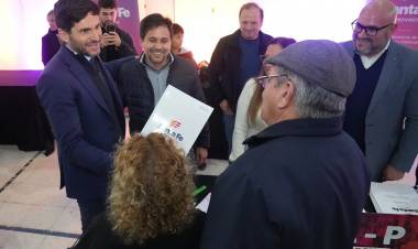 El gobernador Pullaro encabezó la entrega las escrituras de viviendas a 200 vecinos de la ciudad de Santa Fe