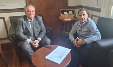 El senador Felipe Michlig recibió al Pte. Comunal Marcelo Lind por gestiones y obras para Moisés Ville