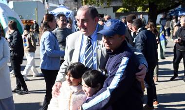 Poletti: “Dejémonos abrazar por la bandera argentina para soñar con una ciudad mejor”