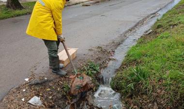 El Municipio trabaja en la limpieza de bocas de tormenta y puntos críticos de la ciudad