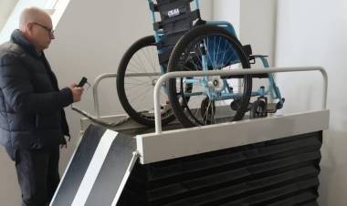 La Municipalidad incorporó un nuevo elevador para mejorar la accesibilidad en espacios públicos