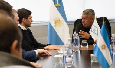 Claudio Tapia recibió en el predio "Lionel Messi" de Ezeiza al gobernador Maximiliano Pullaro 