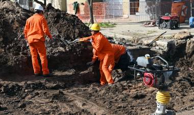 La Municipalidad avanza en la reparación del histórico bache de Alberdi y Calchines