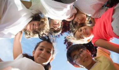 Presencia antes que regalos: claves para vivir un Día del Niño con menos pantallas y más conexión