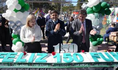 Pullaro encabezó el acto por el 150° aniversario de Funes e inauguró obras en un club afectado por el temporal de marzo