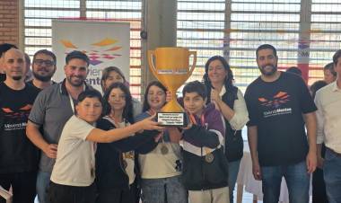 Moviendo Mentes: Más de 160 estudiantes disputaron la final provincial de ajedrez escolar por equipos de nivel primario