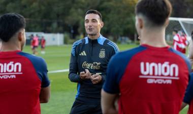 El plantel de Unión recibió la visita de Lionel Scaloni