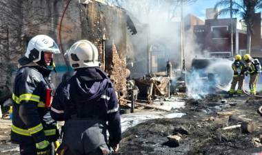 Provincia interviene tras una explosión de tanques de gasoil en Totoras