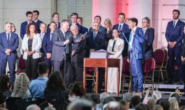 Autoridades de los tres poderes, representantes de la sociedad civil y vecinos ya juraron la nueva Constitución de la Provincia