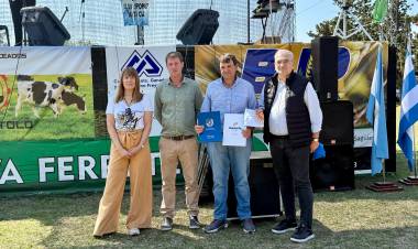 Calvo estuvo presente en la fiesta del costillar a la estaca en Santa Clara de Saguier