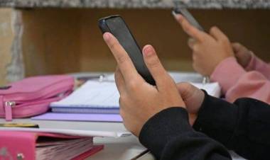 Debate abierto en Santa Fe: ¿qué lugar deben tener los celulares en la escuela y cómo regular su uso?