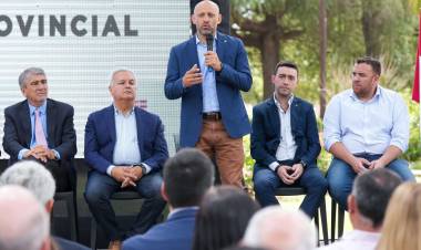 Laguna Paiva: el Gobierno Provincial entregó la escritura de un predio ferroviario para el desarrollo del nuevo Parque Industrial