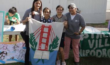 Niños y jóvenes de las Estaciones Municipales recrearon la nueva bandera en el cierre anual de deportes
