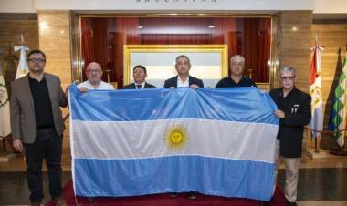 Javkin entregó a ex combatientes de Malvinas la bandera argentina que enarbolarán en la cima del Aconcagua