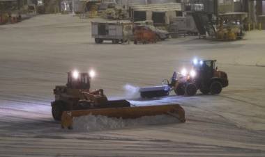 Fuerte tormenta de nieve paralizó los aeropuertos en Nueva York en plena temporada de fiestas