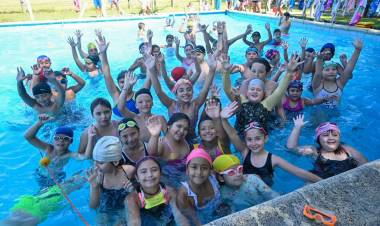36.000 niños, niñas y adolescentes aprenden a nadar en las Escuelas de Verano de la Provincia