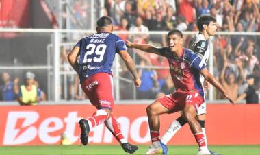 Unión aprovechó el jugador de más y goleó a Gimnasia (M) en el Torneo Apertura