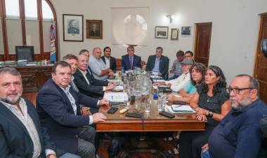 Báscolo: “La oferta de Provincia es compensar 3 % por diciembre, aumento de 12,5 % hasta junio con piso de 170 mil para los sueldos más bajos”