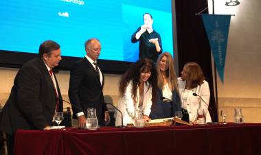 Asumió Laura Tarabella, primera rectora mujer en la historia de la UNL