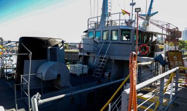 Poletti visitó los buques de la Armada que brindarán asistencia sanitaria en zona de islas