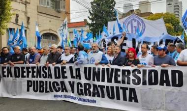 En defensa de la universidad pública, Violeta Quiroz acompañó el reclamo de docentes y trabajadores no docentes y pidió cumplir la ley vigente