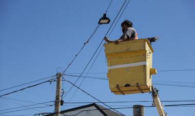 El recambio integral de luminarias por tecnología led avanza en barrio Los Hornos