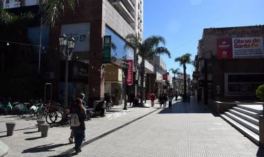 La Municipalidad y empresas de telecomunicaciones retiraron cableado aéreo de la peatonal