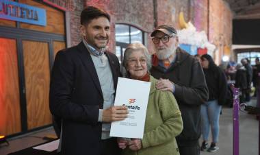 Sueño cumplido para 190 familias: Pullaro encabezó una nueva entrega de escrituras de viviendas en Santa Fe