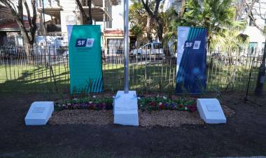 Se inauguró el monolito en homenaje a Muttis en barrio Candioti Sur