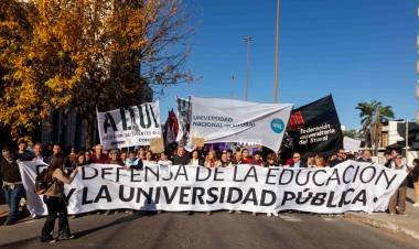 Masiva movilización en Santa Fe en defensa de la universidad pública  