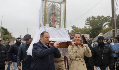 Junto a los vecinos, Poletti vivió la 3° Procesión Náutica de la Virgen de Guadalupe