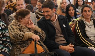 Pullaro entregó escrituras a vecinos de Santo Tomé y Santa Fe