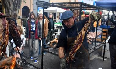 Entre acordes y platos típicos, Santa Fe revivió los “Sabores de nuestra historia”