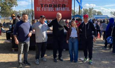 Calvo y Chivalero acompañaron la edición 32 del torneo infantil "Bichito"