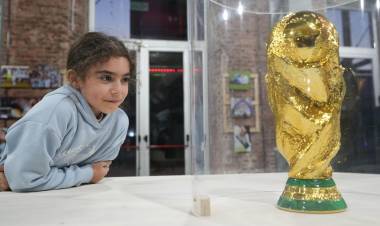 Provincia acerca la historia de Messi a la ciudad de Santa Fe con una muestra inédita de 150 fotografías