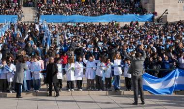 Pullaro encabezó el acto de Promesa de Lealtad a la Bandera ante más de 8.000 alumnos de todo el país