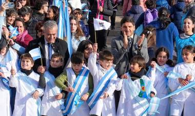 Día histórico: el gobernador Pullaro dejó inaugurada la restauración del Monumento a la Bandera