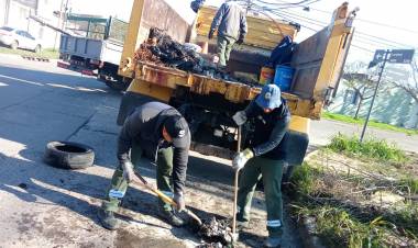 La Municipalidad refuerza los trabajos de limpieza de bocas de tormentas y canales a cielo abierto