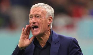 Deschamps metió a Francia en semis y avisó que "no hay que creerse campeones"