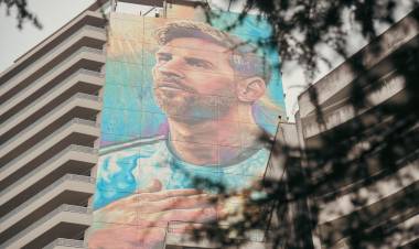De otra galaxia, de mi ciudad: quedó inaugurada la puesta en valor del emblemático mural de Messi