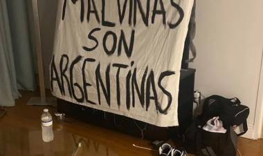La historia de la bandera de Malvinas que terminó en manos de los jugadores argentinos