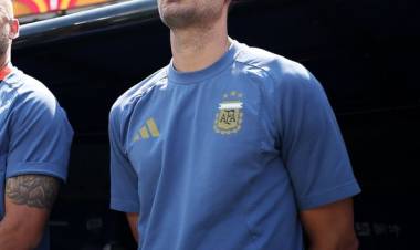 Scaloni hasta las lágrimas: el DT argentino puso en duda su continuidad tras la derrota ante España