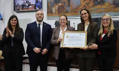 El Concejo Municipal reconoció a la científica santafesina Renata Reinheimer por su trayectoria y aporte a la innovación